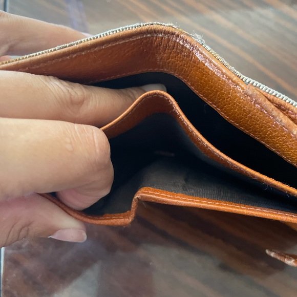 Gucci Wallet Authentic, Tons of storage & Cc slot - Picture 4 of 9